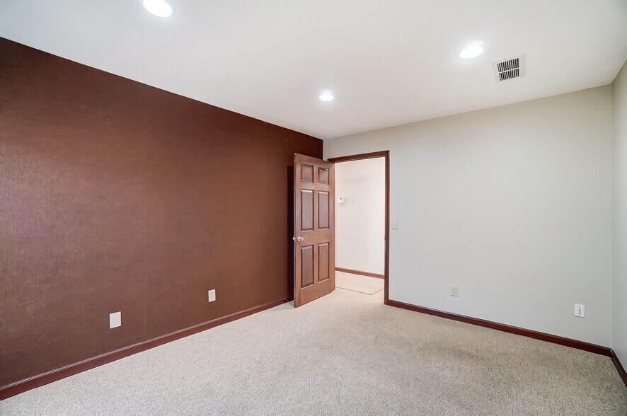 More Photos Of 830 E Franklin St, Centerville Medical For Sale