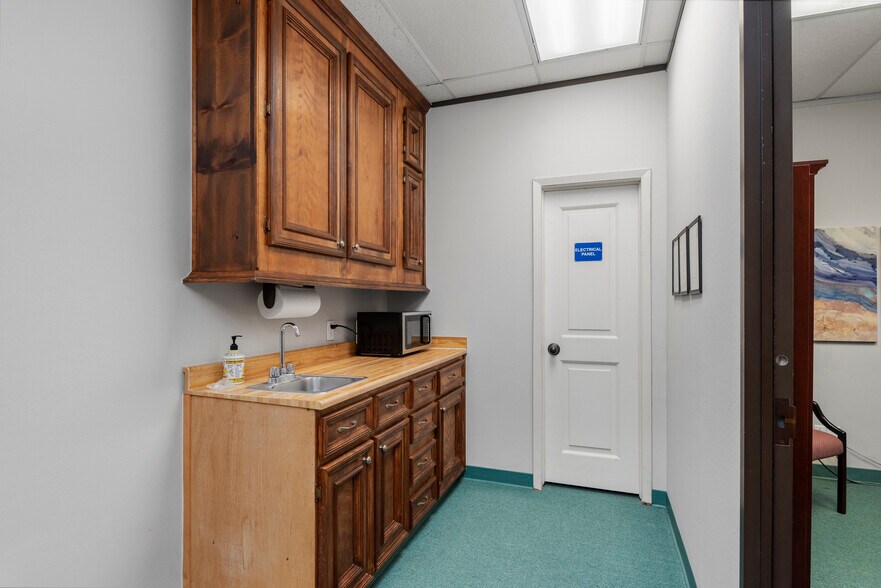 More Photos Of 1214 Stonehollow Dr, Kingwood Office For Sale