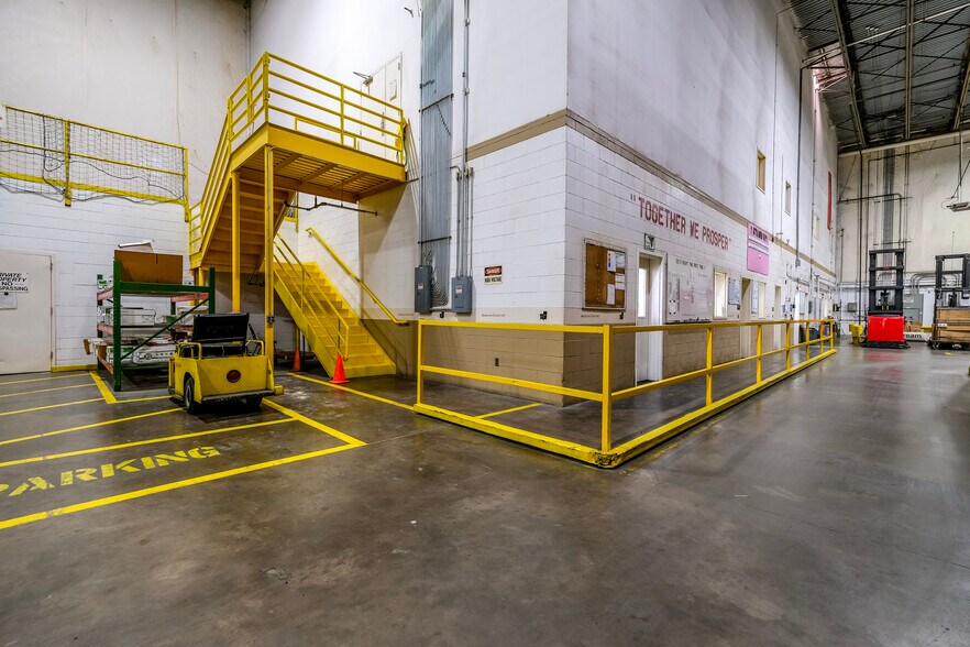 More Photos Of 121 Plantation Oaks Dr, Thomasville Manufacturing For Lease