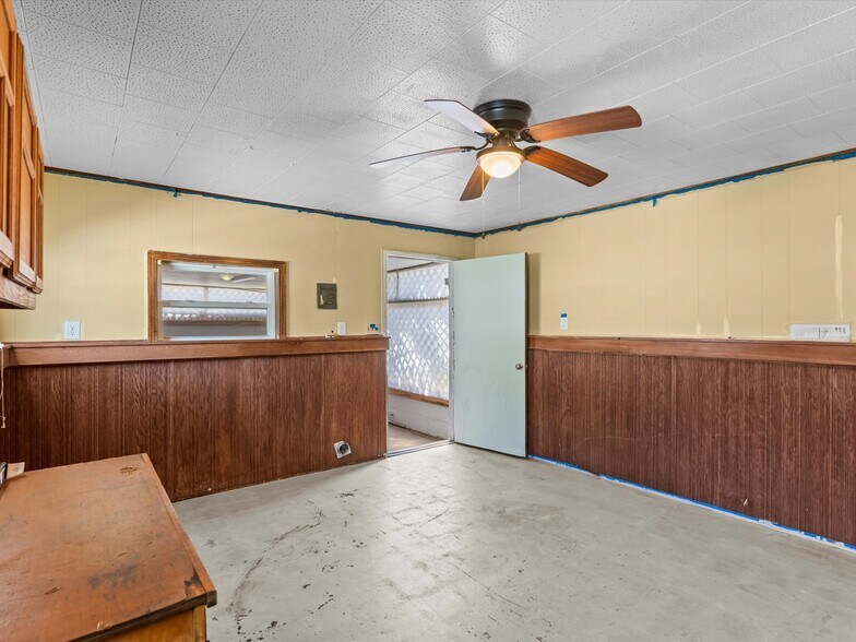 More Photos Of 302 W College St, Enterprise Flex For Sale