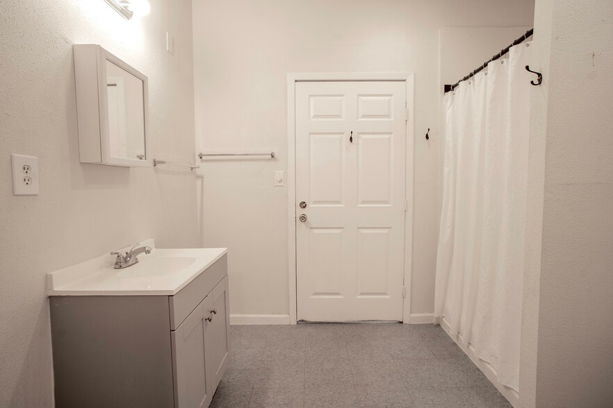 More Photos Of 910 Brenda St, Houston Warehouse For Sale