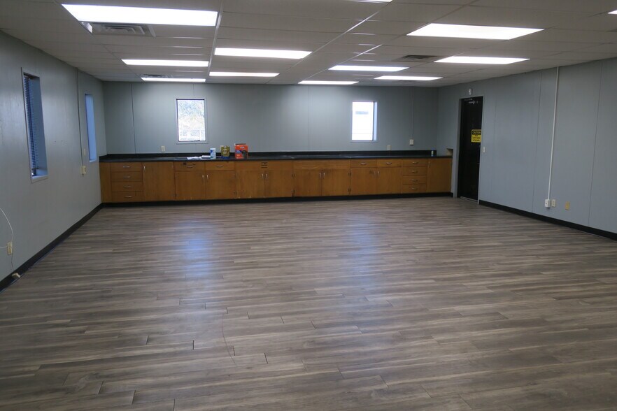 More Photos Of 3600 S Council Rd, Oklahoma City Manufacturing For Lease