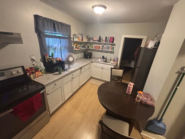 More Photos Of 301 S Ottawa St, Joliet Apartments For Sale