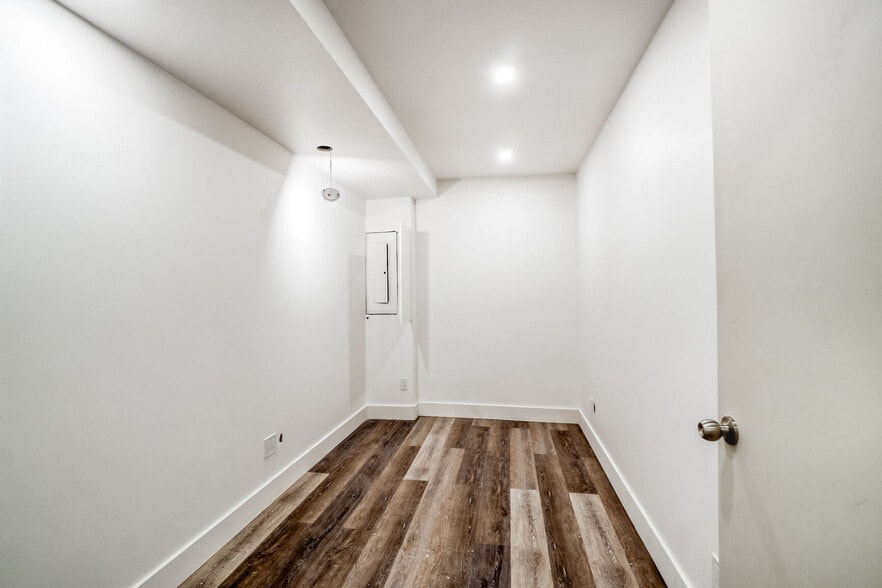 More Photos Of 2221-2227 Rue Bélanger, Montréal Storefront Retail Office For Sale