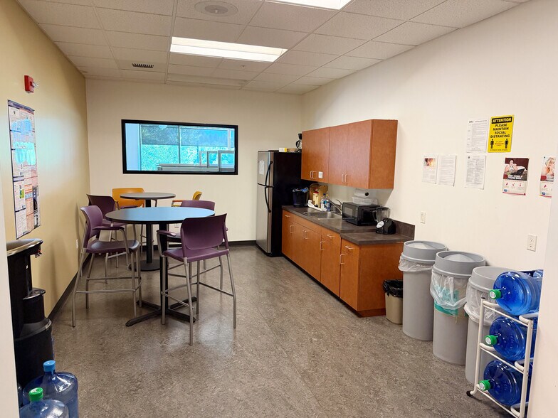 More Photos Of 8060 SW Pfaffle St, Tigard Office For Sale