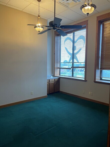 More Photos Of 419 W Broadway St, Muskogee Office For Lease