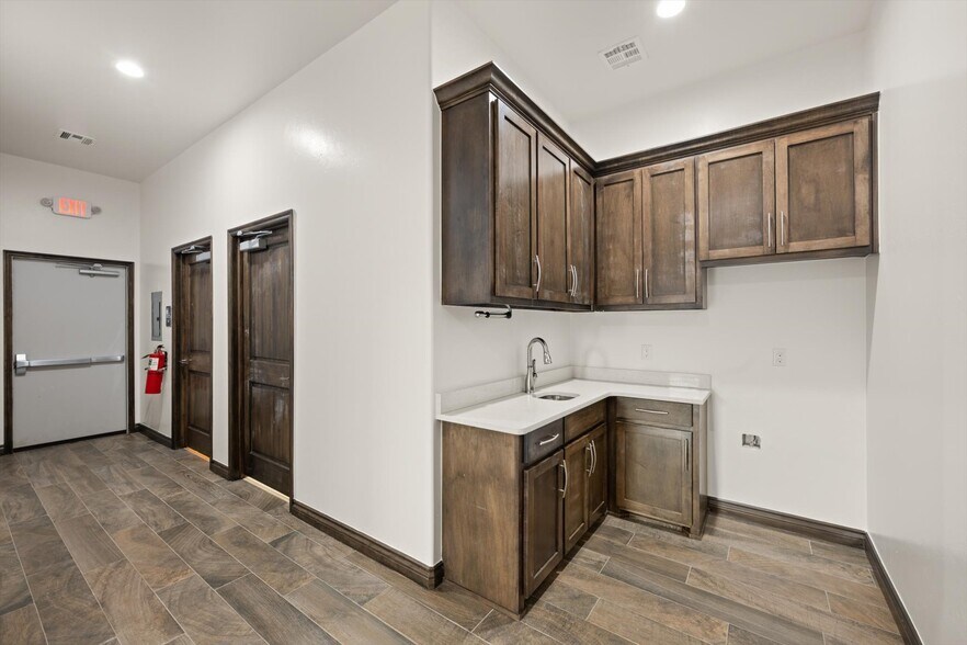 More Photos Of 833 Kelly Lakes Pass, Edmond Office For Lease
