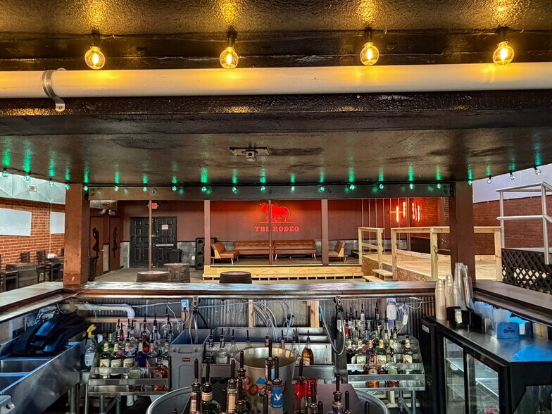 More Photos Of 906 Hampshire St, Quincy Bar For Sale
