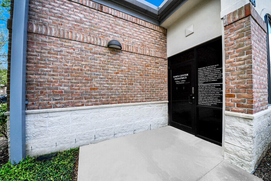 More Photos Of 3521 Town Center Blvd, Sugar Land Medical For Lease