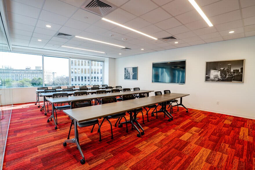 More Photos Of 600 W 6th St, Fort Worth Coworking Space