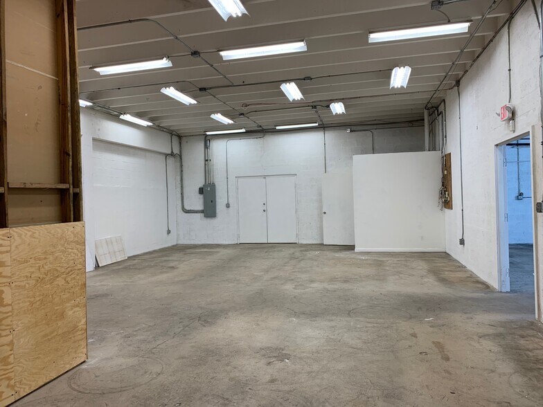 More Photos Of 1909 7th Ct N, Lake Worth Light Distribution For Lease