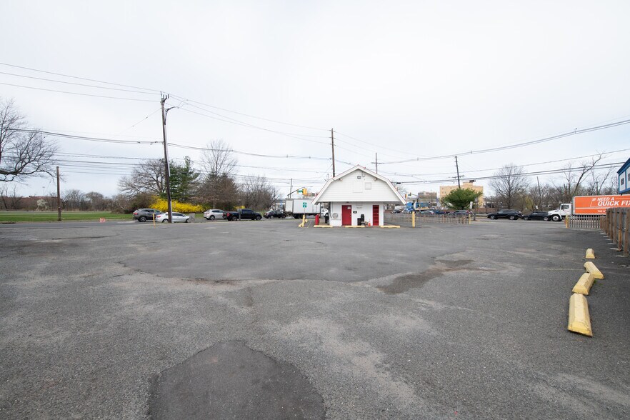 More Photos Of 735 E Hazelwood Ave, Rahway Freestanding For Sale