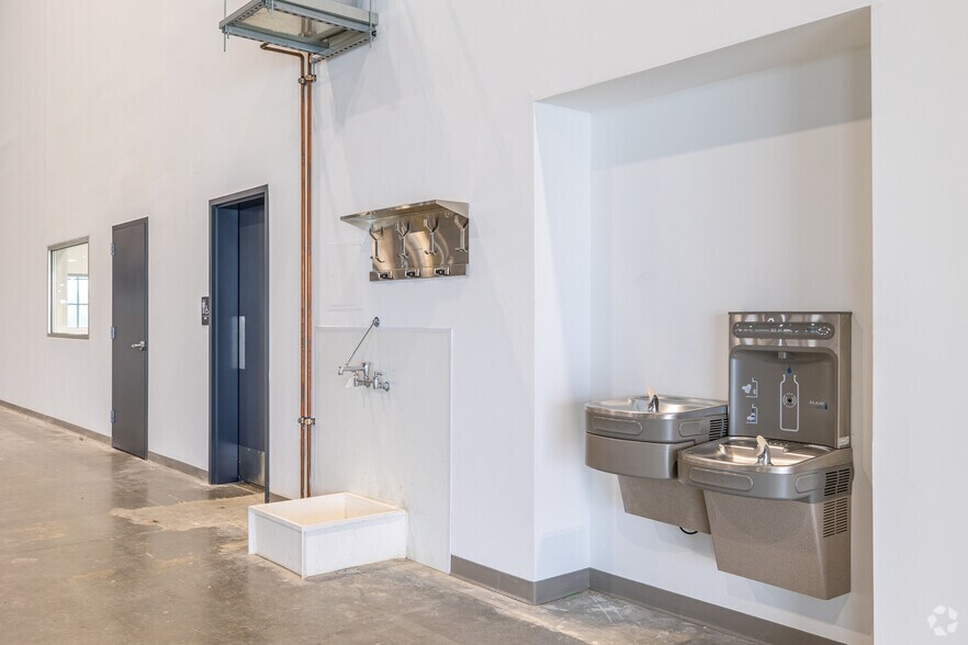 More Photos Of 542 SE Loop 410, San Antonio Warehouse For Sale