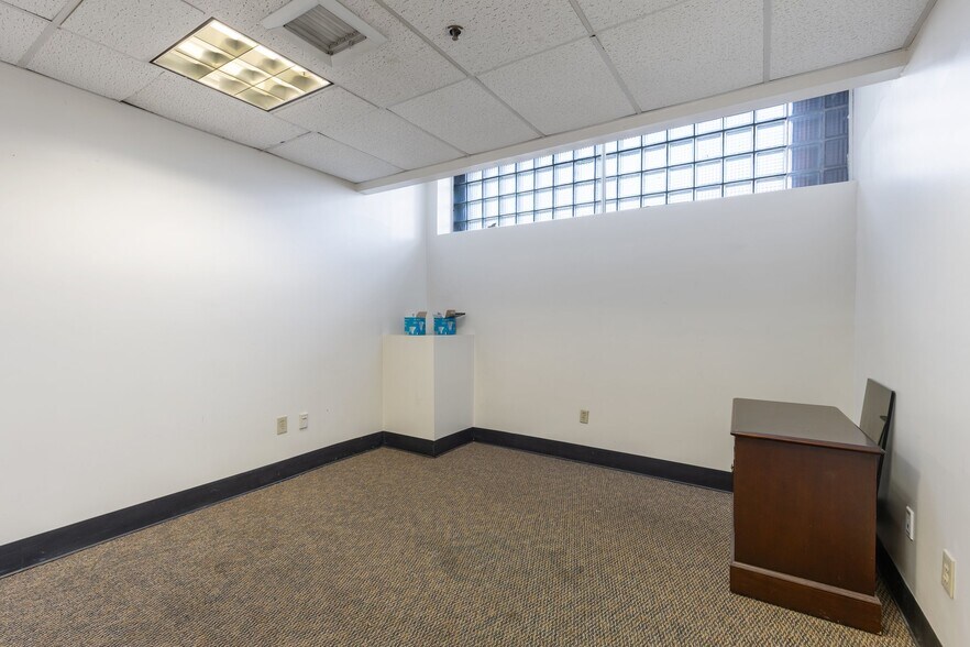 More Photos Of 19-25 Main St, Hartford Office Residential For Sale