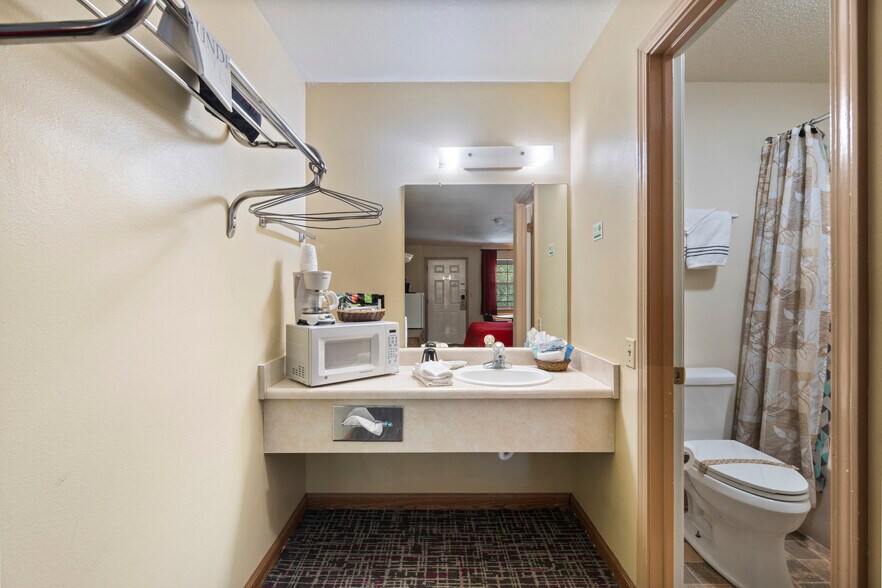 More Photos Of 3031 E Van Buren, Eureka Springs Hotel For Sale