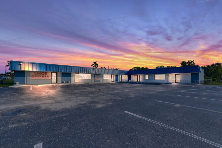 More Photos Of 15630 Mcgregor Blvd, Fort Myers Freestanding For Sale