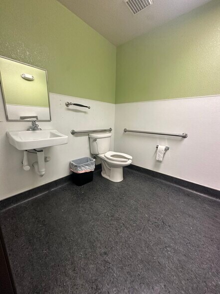 More Photos Of 1520 N Texas St, Fairfield Auto Dealership For Lease