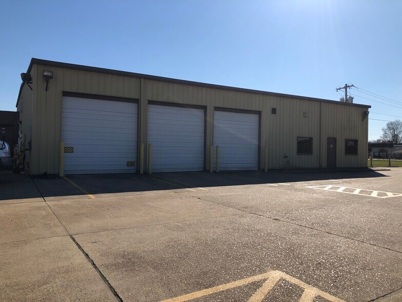 More Photos Of 355 Distribution Dr, Madison Distribution For Lease