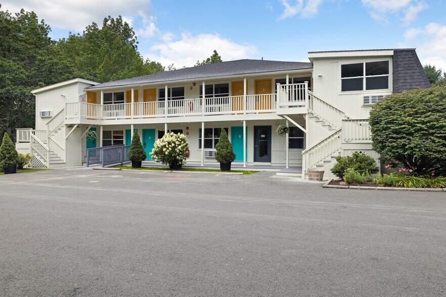 Primary Photo Of 337 Commercial St, Rockport Hotel For Sale