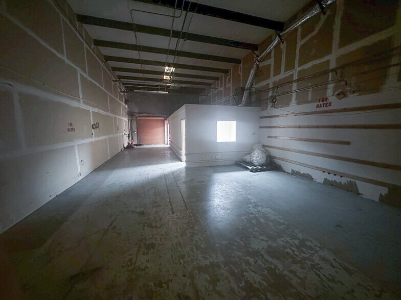 More Photos Of 10592 Balmoral Cir E, Jacksonville Showroom For Sale