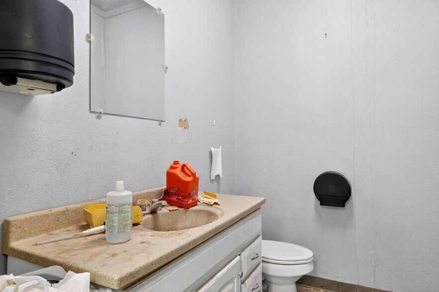 More Photos Of 8316 W I-20, Midland Warehouse For Sale