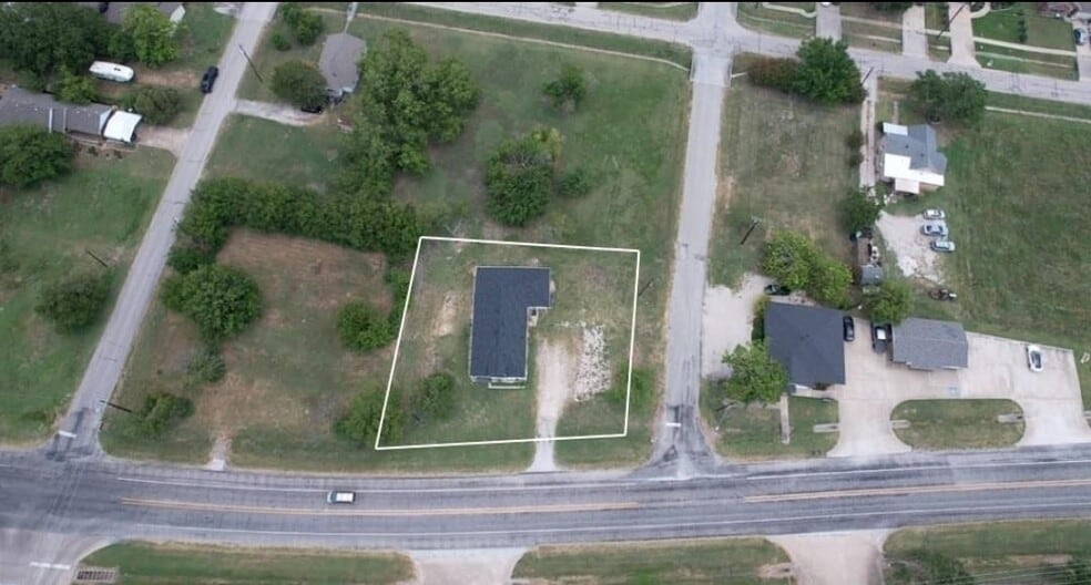 More Photos Of 802 E Broad St, Forney Office For Lease