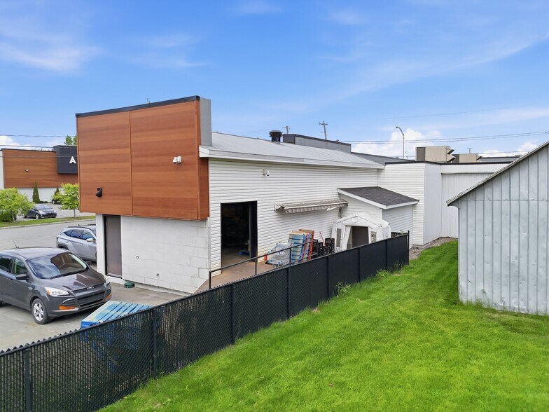 More Photos Of 625 Av 11E, Saint-jerome Freestanding For Lease