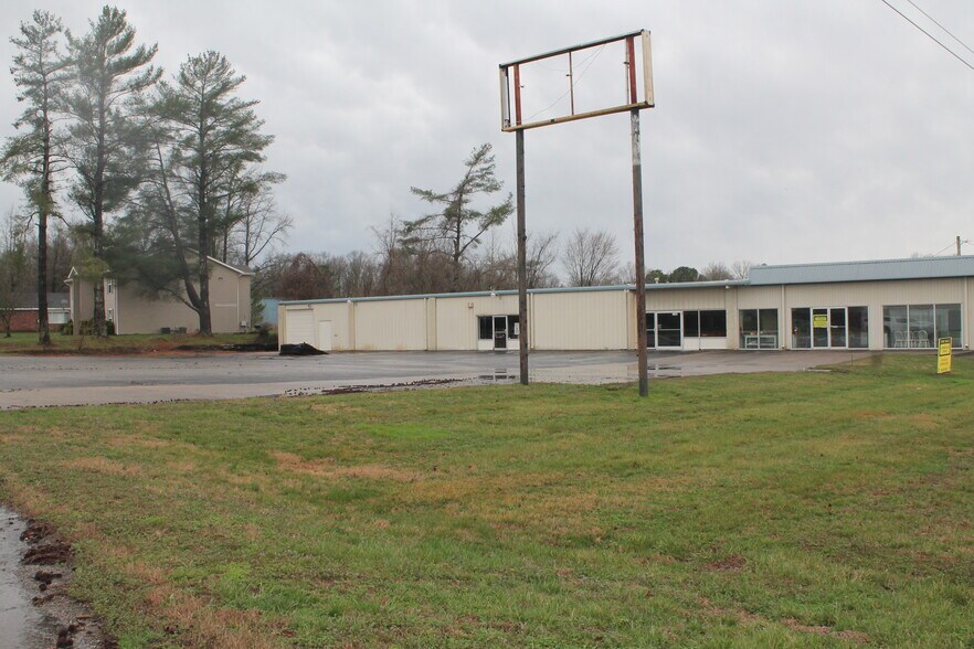 More Photos Of 2145 Sweets Dr, Carbondale Showroom For Sale