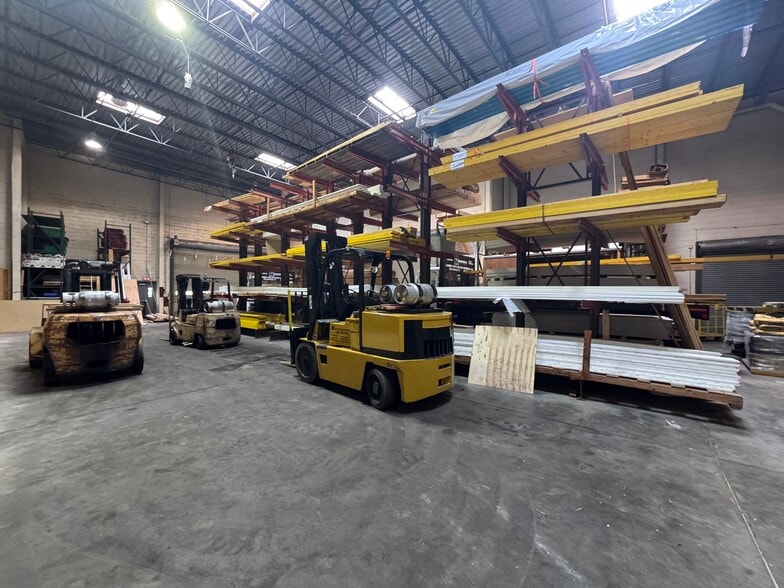 More Photos Of 69 Newark Pompton Tpke, Pequannock Showroom For Sale