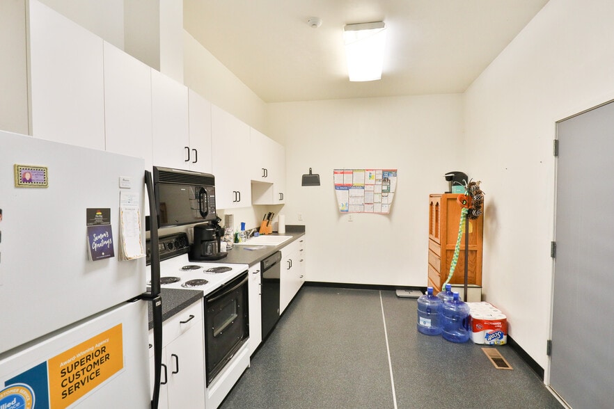 More Photos Of 107 W Q St, Springfield Office For Sale