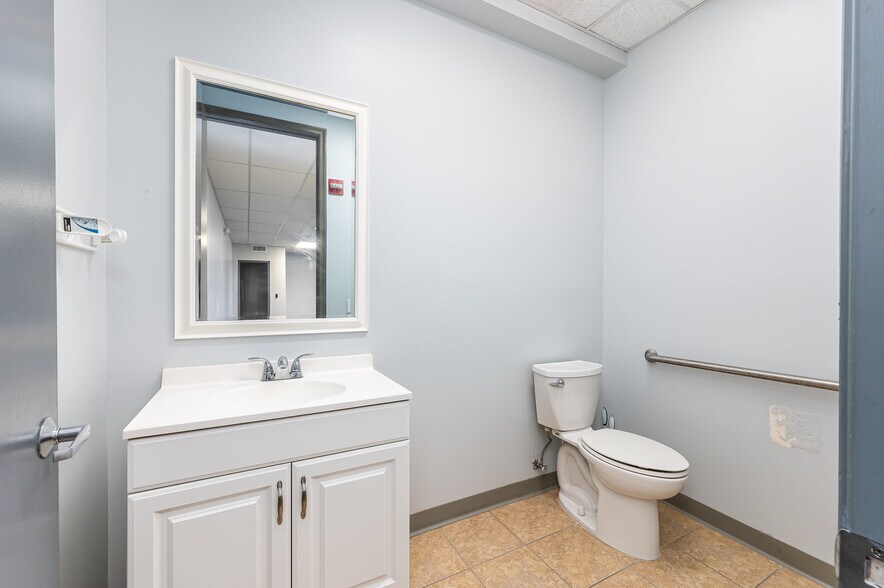 More Photos Of 1200 S Rogers Cir, Boca Raton Warehouse For Lease