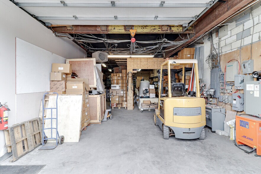 More Photos Of 10021 Av De London, Montréal Industrial For Sale