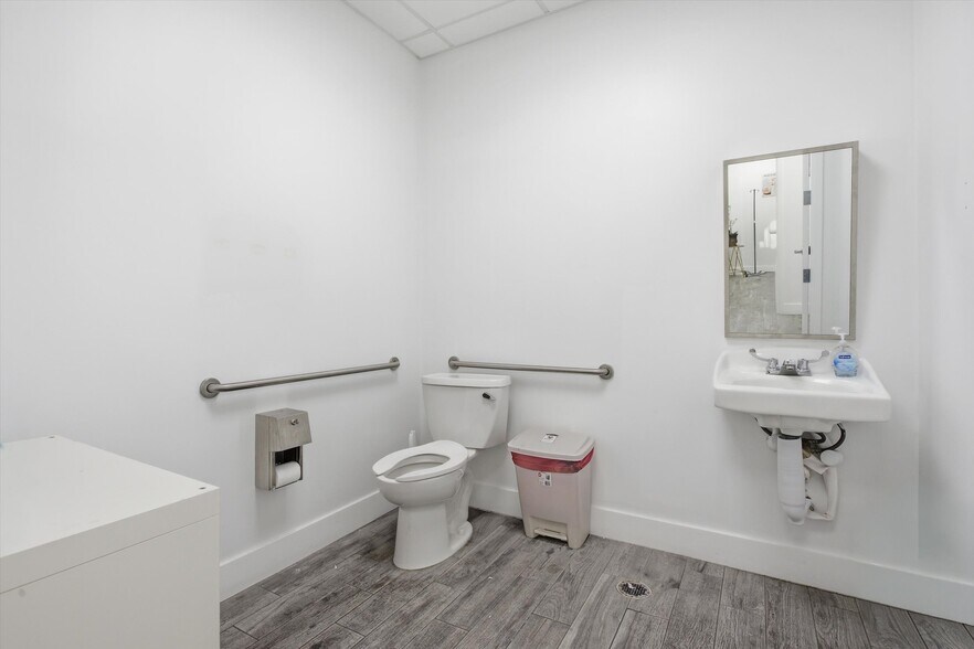 More Photos Of 10450 NW 33rd St, Doral Office For Sale