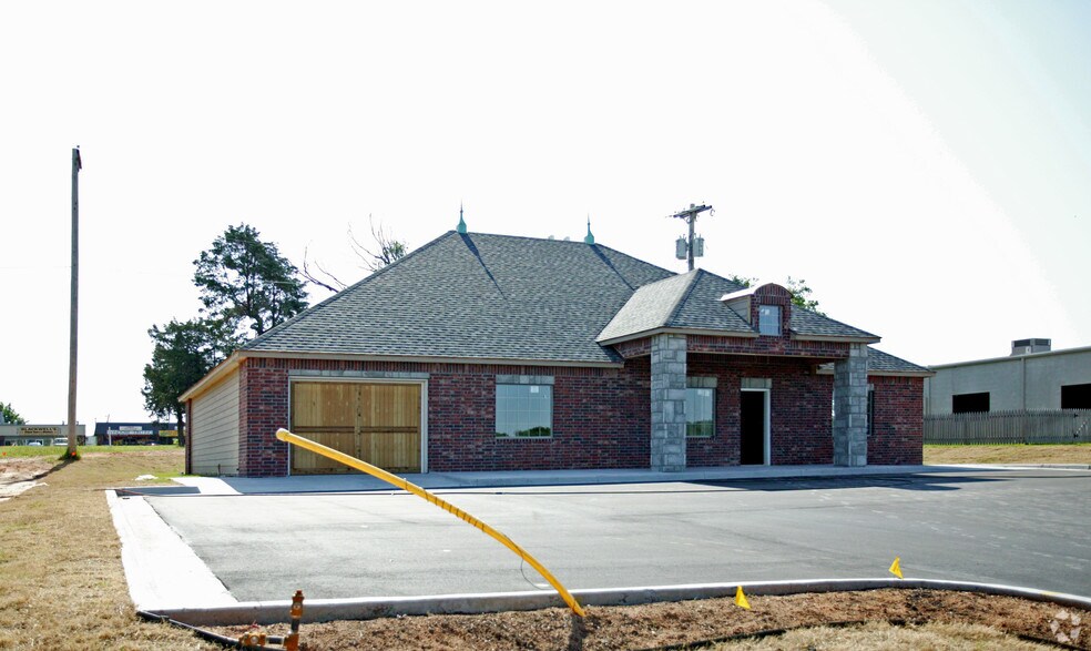 More Photos Of 305 N Beech Cir, Broken Arrow Office For Lease