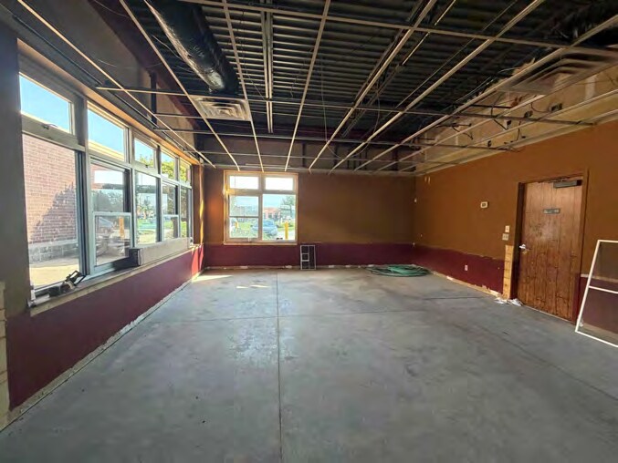 More Photos Of 1061 N Center Point Rd, Hiawatha Restaurant For Lease