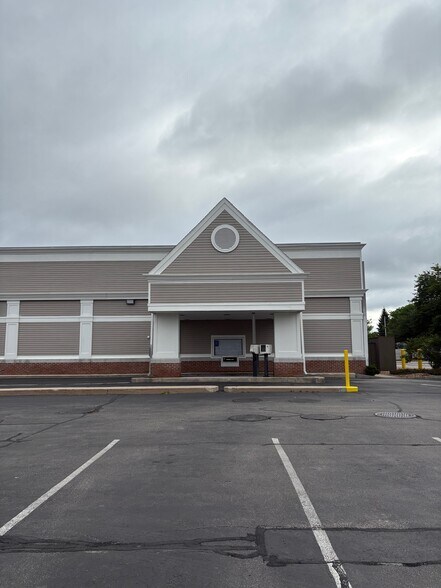 More Photos Of 123 Nashua Rd, Londonderry Drugstore For Lease