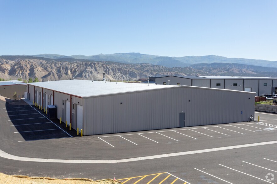 More Photos Of 707 Plane St, Gypsum Warehouse For Lease