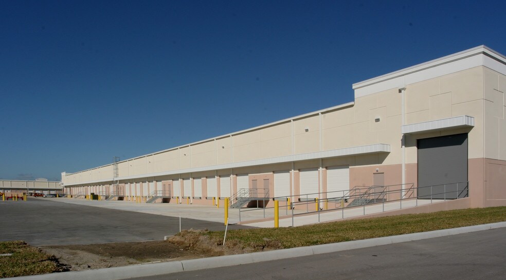 More Photos Of 7245 16th St E, Sarasota Warehouse For Lease
