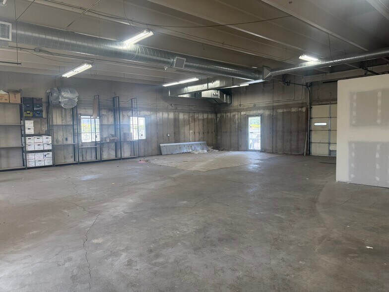 More Photos Of 2065-2085 S Holly St, Denver Showroom For Lease