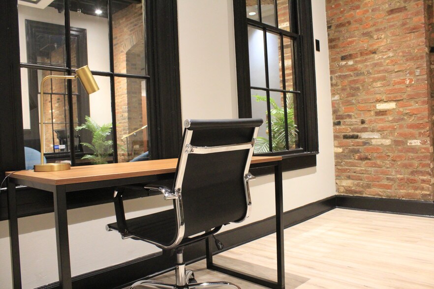 More Photos Of 911 College St, Bowling Green Office For Lease