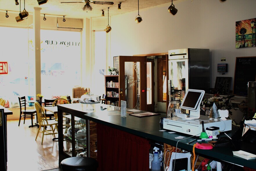 More Photos Of 927 Main St, Evanston General Retail For Lease