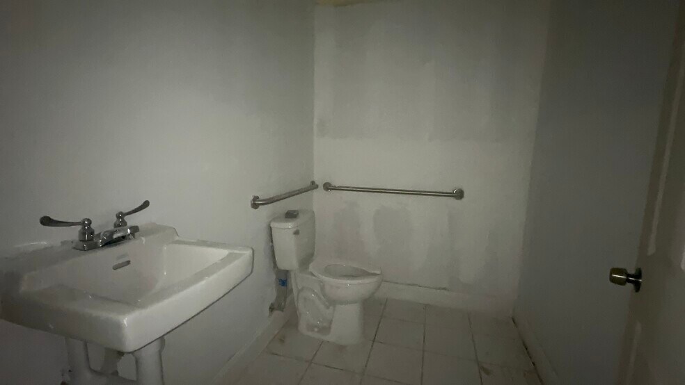 More Photos Of 1000 Phippen Waiters Rd, Dania Warehouse For Lease