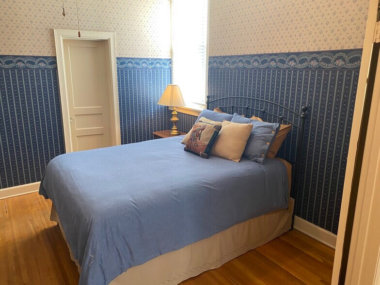 More Photos Of 102 N Fowler St, Meade Office For Sale