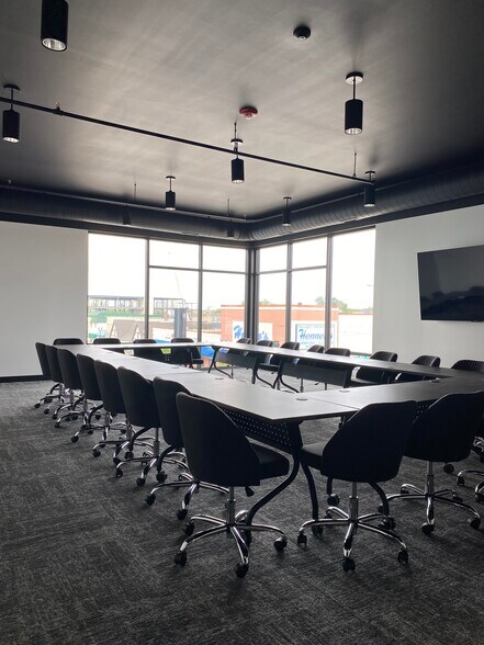 More Photos Of 504 Broadway St, Alexandria Storefront Retail Office For Lease