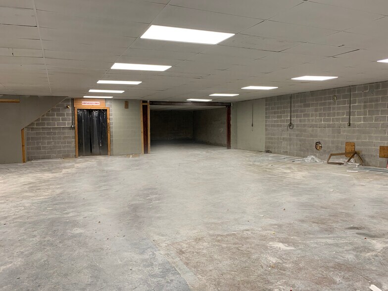 More Photos Of 1213 W Gaines St, Lawrenceburg Flex For Lease