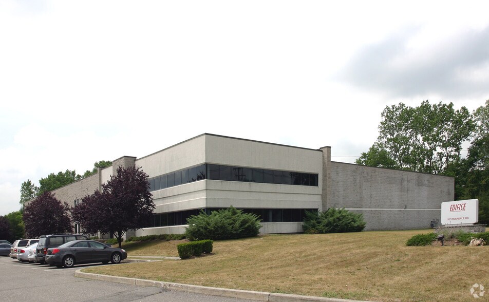 More Photos Of 3 S Corporate Dr, Riverdale Warehouse For Lease
