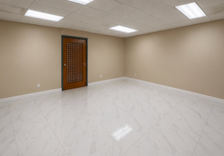 More Photos Of 56 Toledo St, Farmingdale Warehouse For Lease