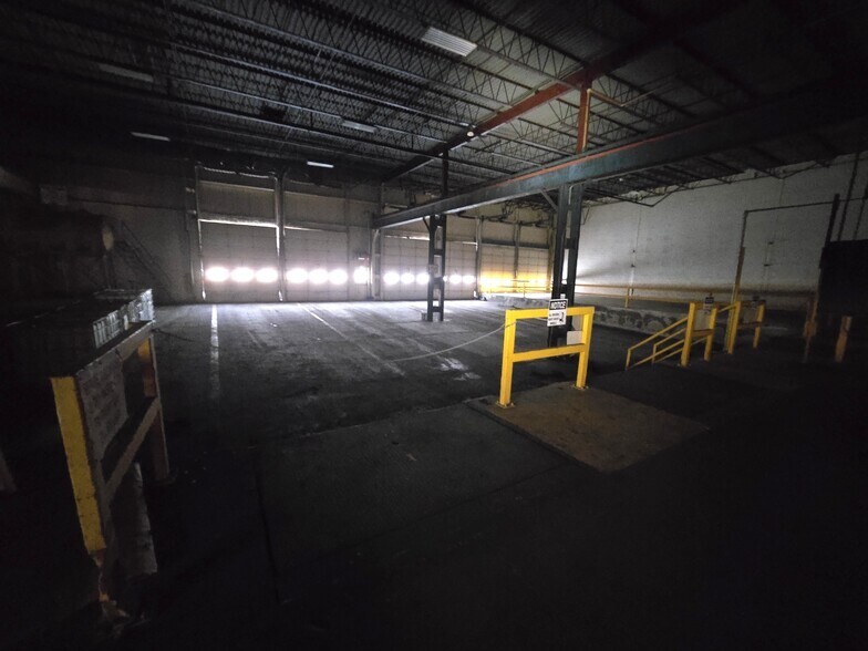 More Photos Of 401 E 5th St, Pinconning Distribution For Sale