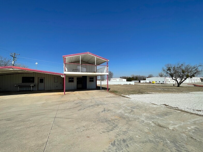 More Photos Of 734 FM 2048, Boyd General Retail For Lease