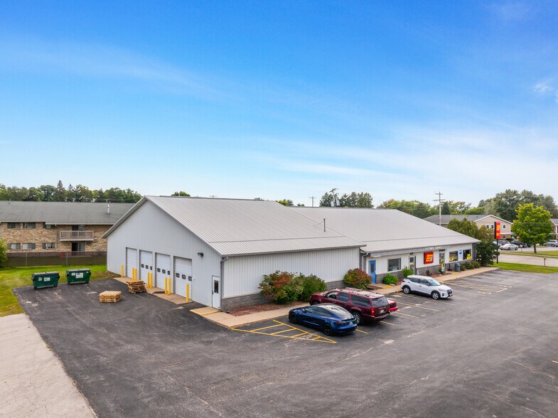 Primary Photo Of 821 Lime Kiln Rd, Green Bay Freestanding For Sale